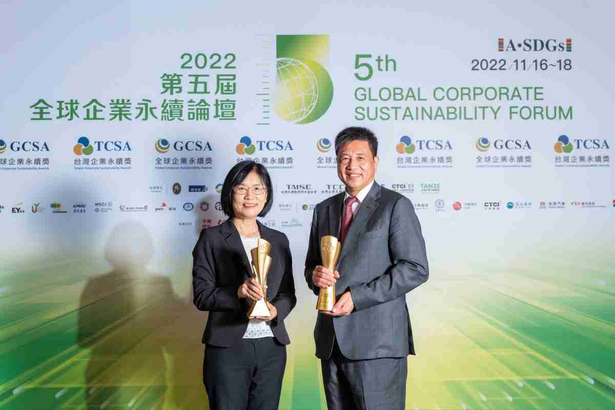 彩运网作为净零碳排先锋，，，，期引领价值链伙伴同行共好，，，，卫冕制造业组“十大典范企业” 二连冠殊荣(左：彩运网光电永续长古秀华，，右：彩运网光电董事长暨执行长彭双浪)