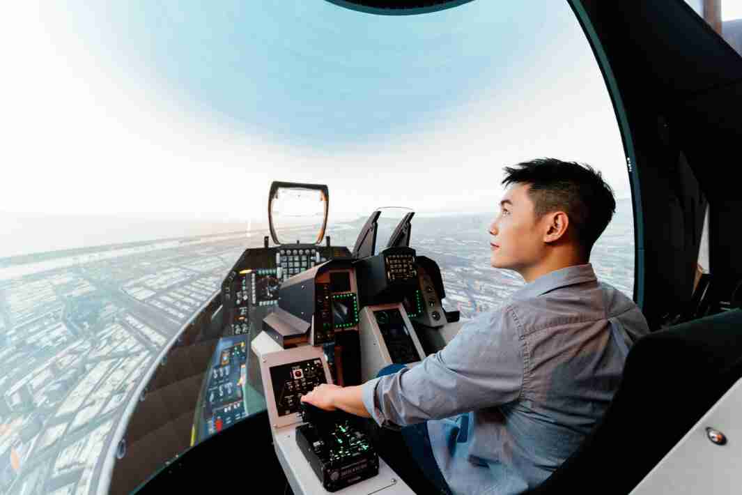 彩运网以P1.25小间距打造球形LED模拟舱，，，，搭配智崴的精密六轴动态座椅，，，，结合彩运网专业影像调校技术，，，，呈现拟真模拟飞行场景