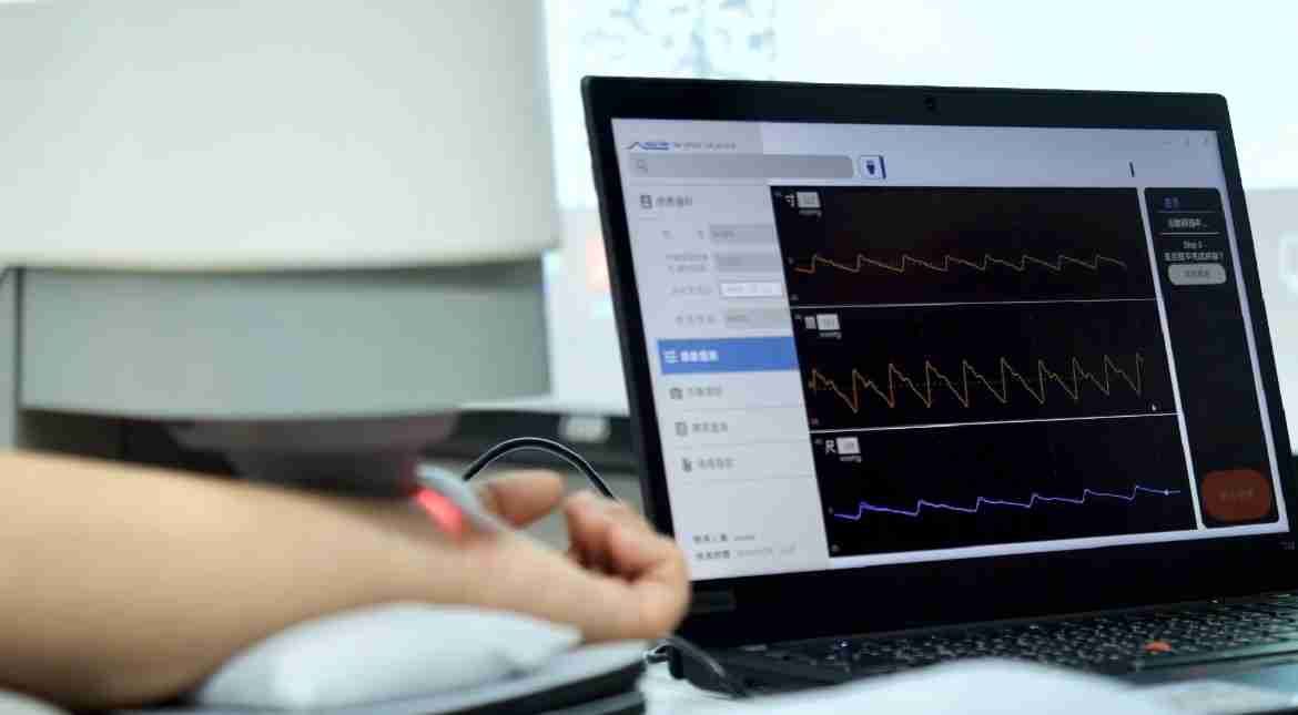 彩运网耘康以高解析与拟真的显示技术，，，，将其应用于中医检测，，提供“中医数位化检测方案”，，，，使传统中医检测结果数据化与可视化