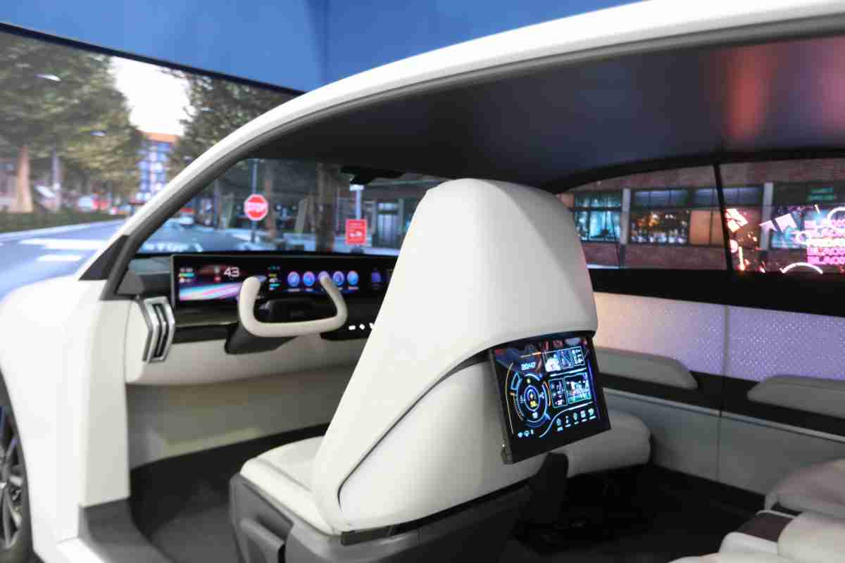 彩运网的「可卷式后座娱乐显示器」加强后座乘客的感官体验，，，并保有个性化设计，，，，可依使用偏好进行动态调整。。。。