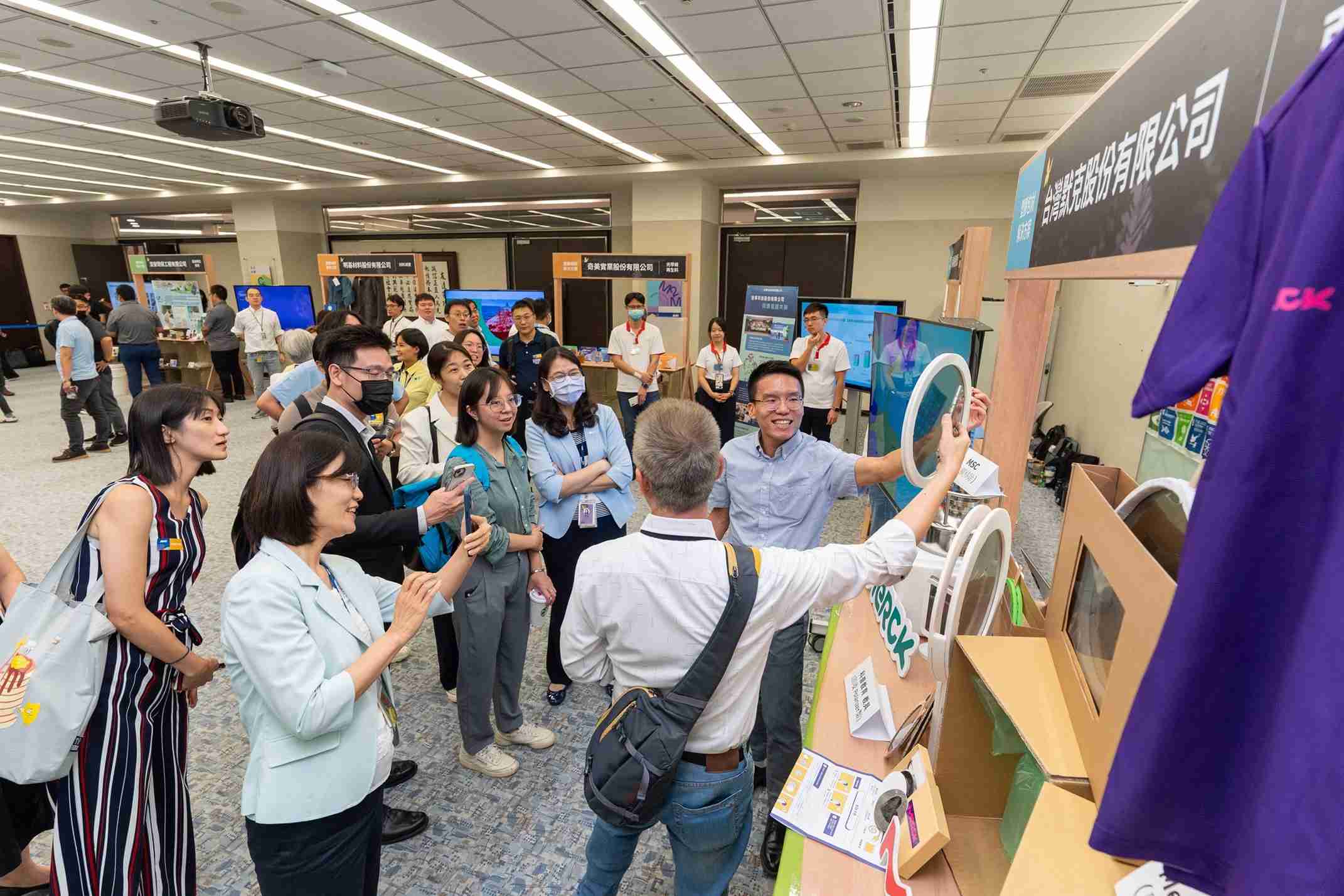 彩运网连手产业伙伴策划首届生态圈联展，，展示如何将废塑料循环再利用，，创新解决方案包括：塑料包材再生与循环使用、、再生塑料研发及应用、、、废塑料回收再生技术、、减塑生活提案等