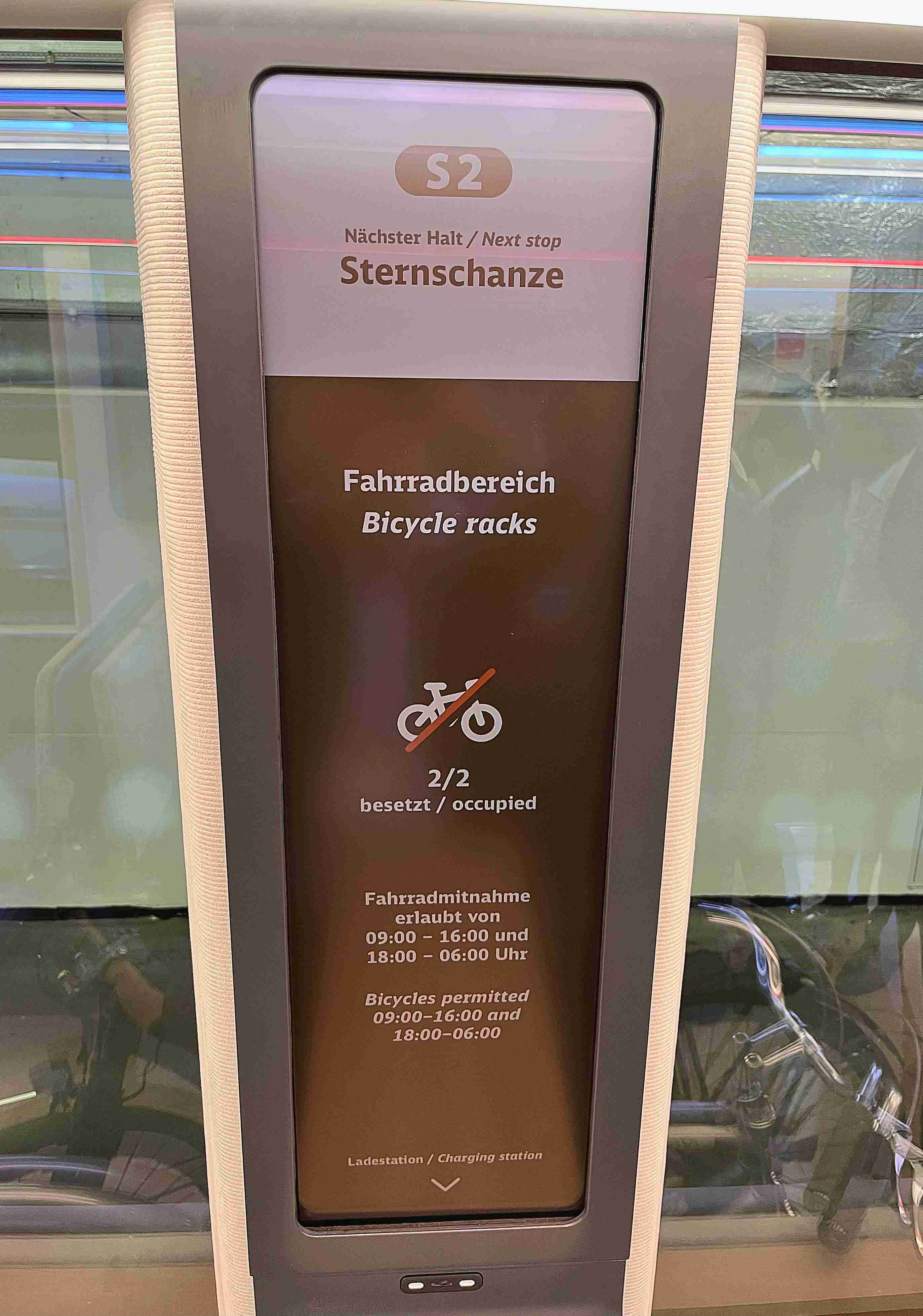 达擎HiRaso显示技术采用胆固醇液晶独特的双稳态特性及反射环境光线的方式，，，发挥最佳能源运用效率，，，其仅在更换显示画面时才消耗电力，，，，在持续静止的画面显示上则为零耗电，，，，与传统液晶显示技术相比大幅节省90%能耗